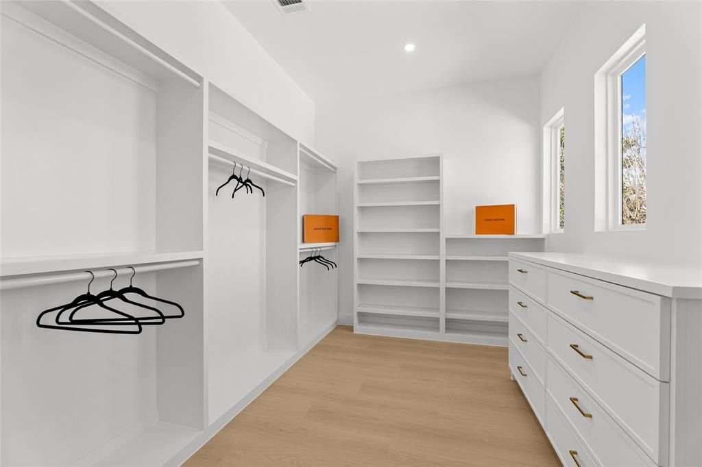 6911 Mohawk Drive. Dallas, TX 75235