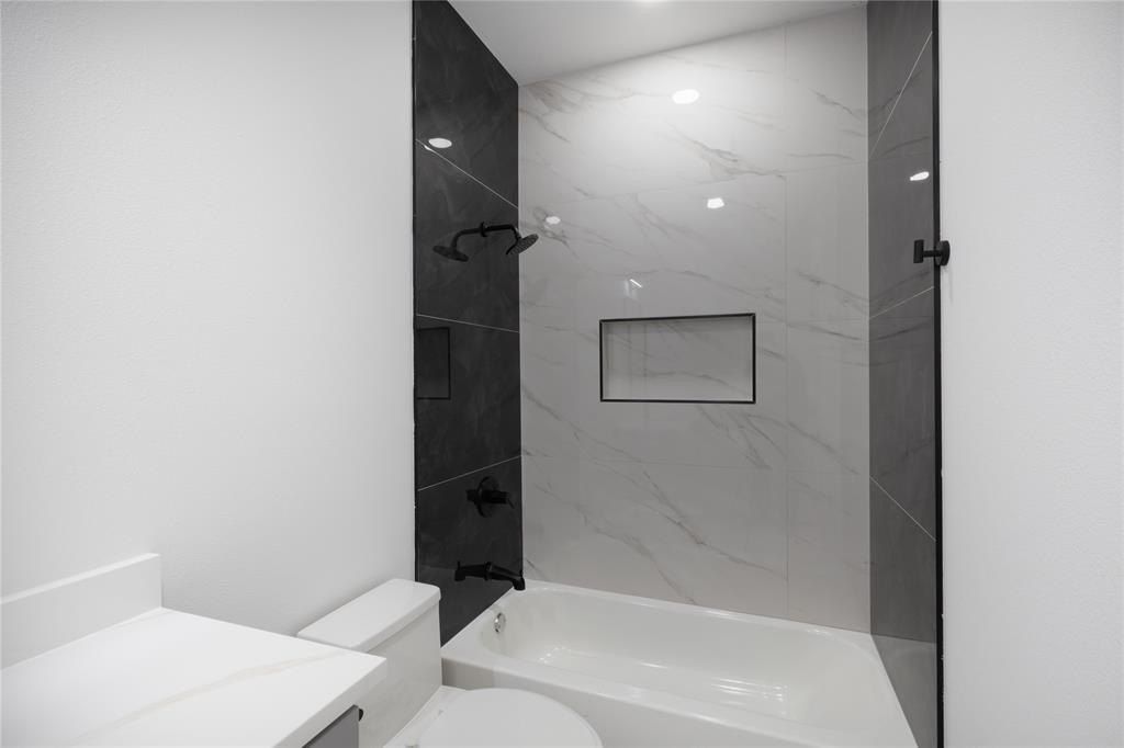 6178 Chickasaw Drive. Mabank, TX 75156