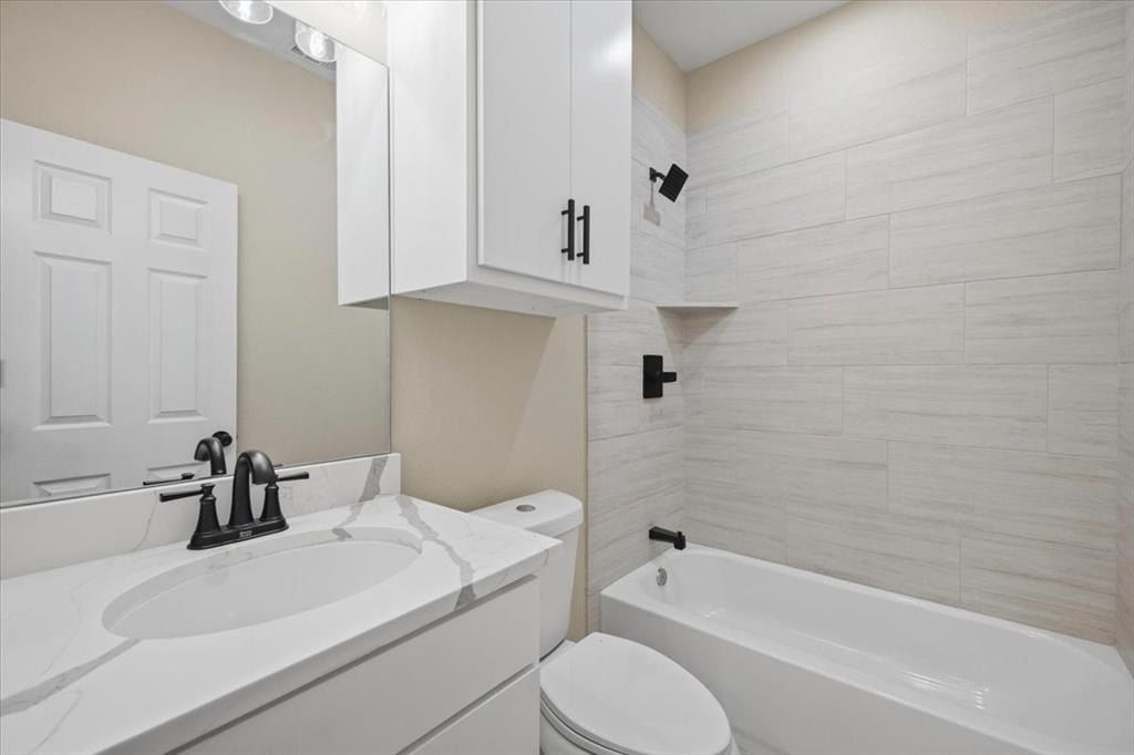 2222 Water Crest Lane. Glenn Heights, TX 75154