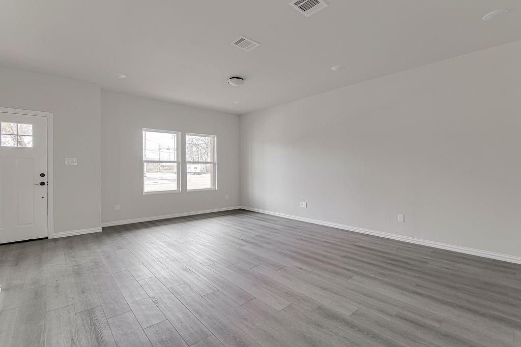 1136 E Broadway Avenue. Fort Worth, TX 76104