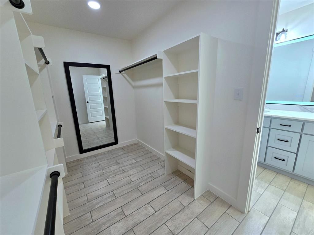 335 Flying Bridge. Gun Barrel City, TX 75156