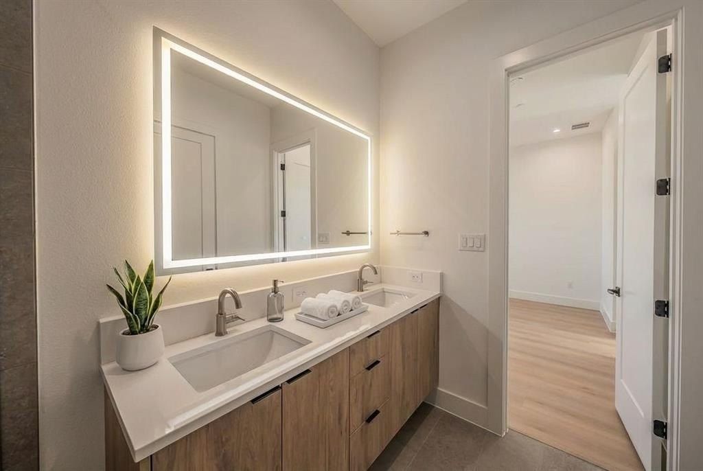 2523 Hondo Avenue. Dallas, TX 75219