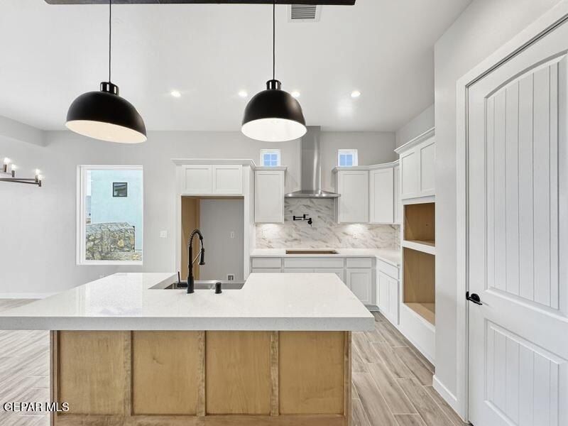 652 Paseo De La Reina Street. Horizon City, TX 79928