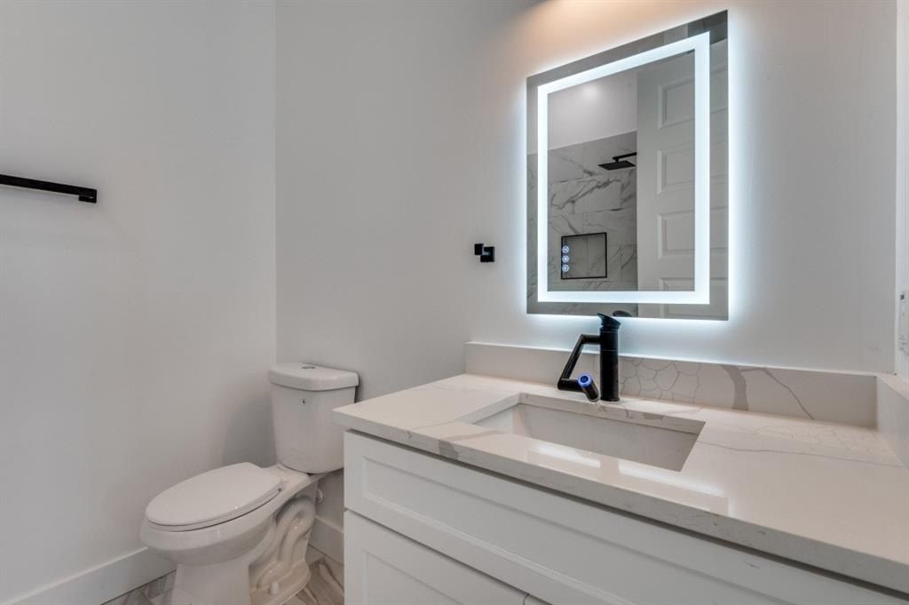 2806 Guymon Street. Dallas, TX 75212