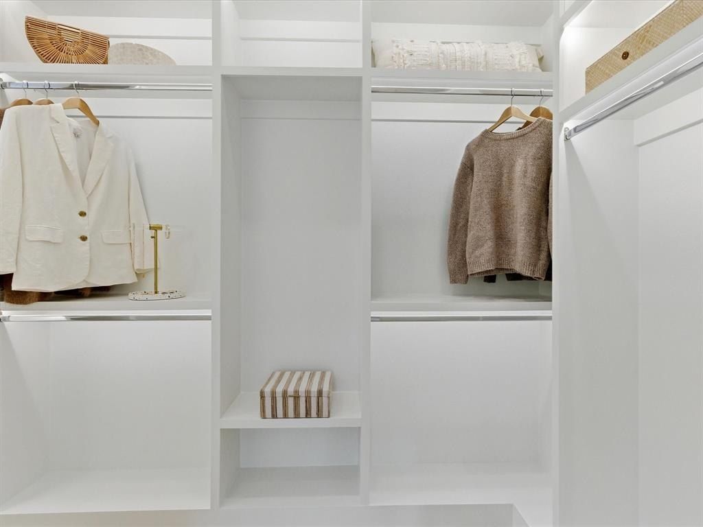 916 E Louisianna Drive. Dallas, TX 75216