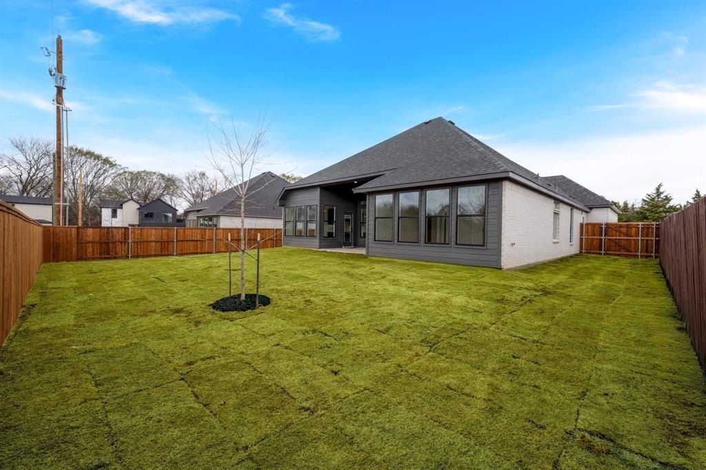 598 E Woodell Drive. Glenn Heights, TX 75154