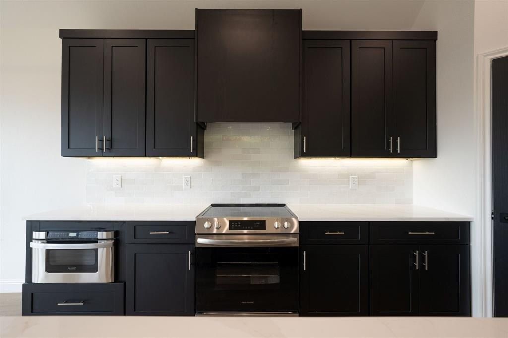 598 E Woodell Drive. Glenn Heights, TX 75154