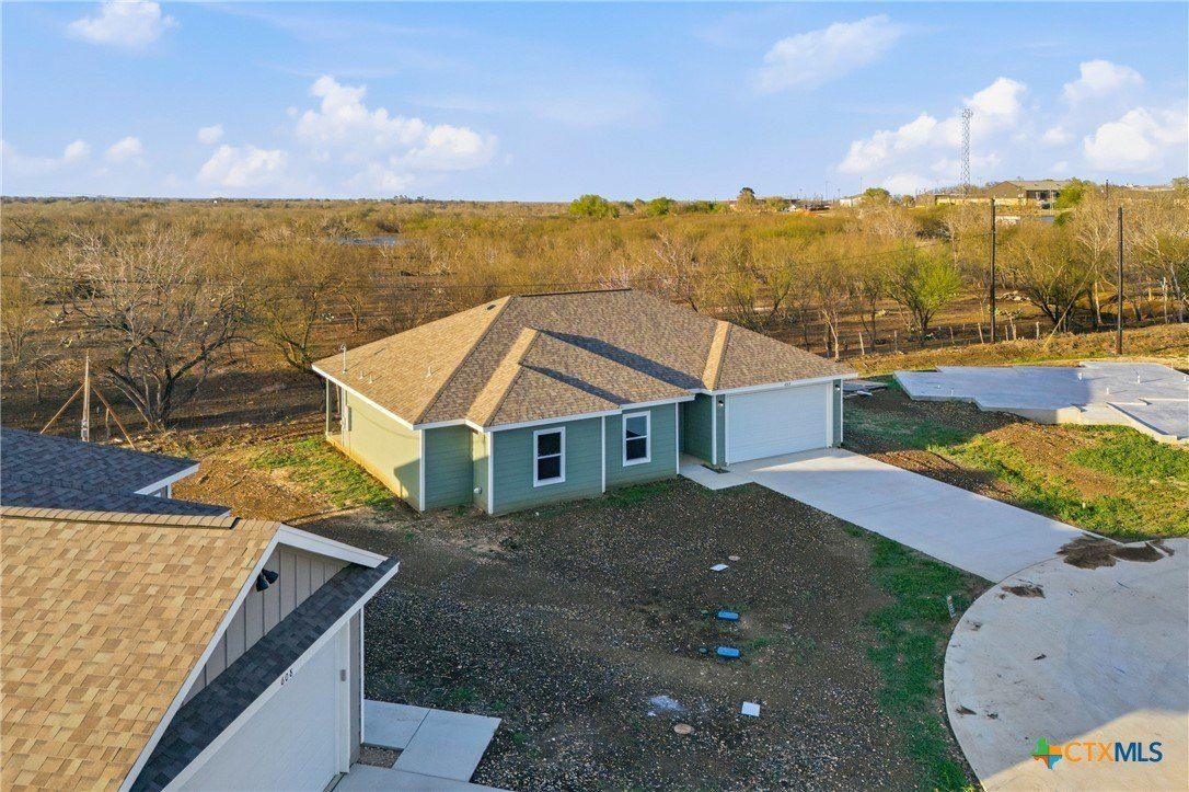 604 Mustang Circle. Nixon, TX 78140