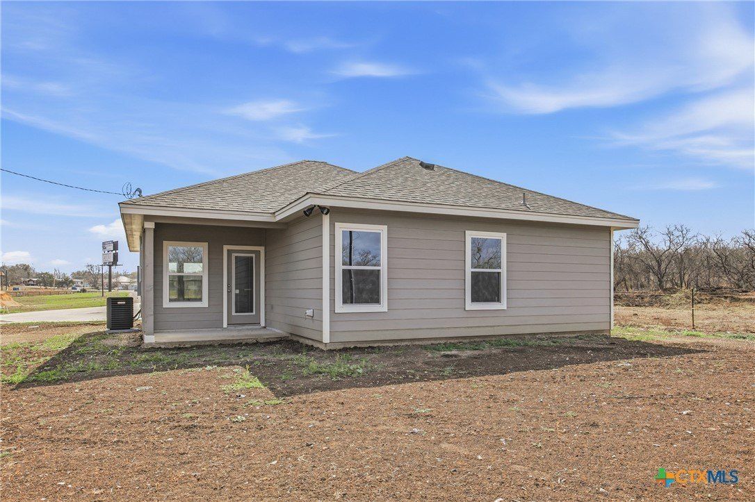 608 Mustang Circle. Nixon, TX 78140