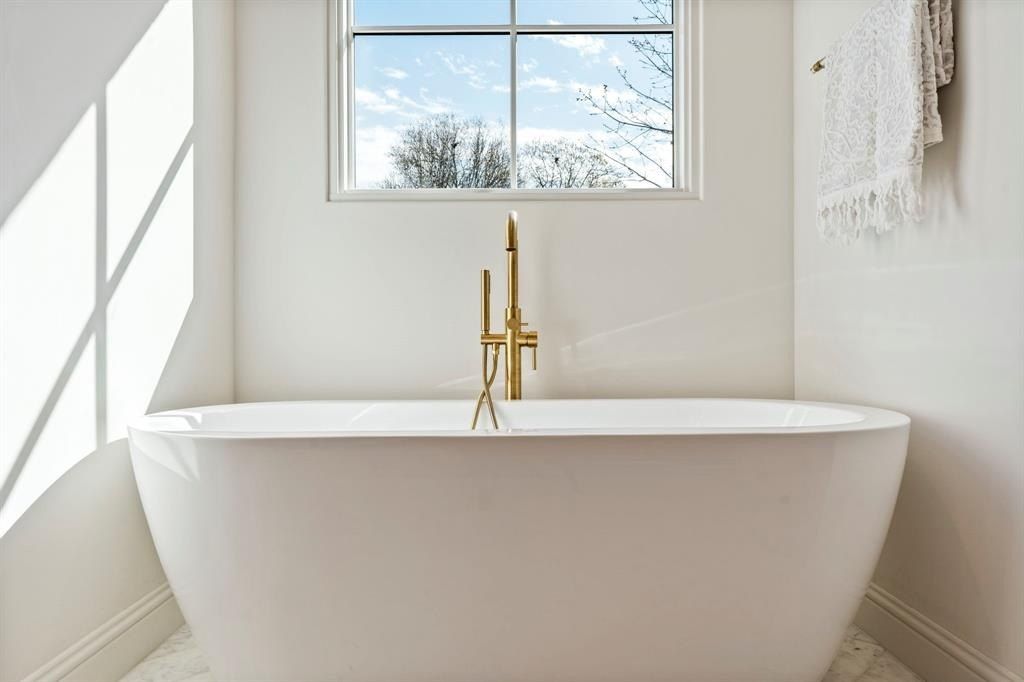 3207 Latham Drive. Dallas, TX 75229