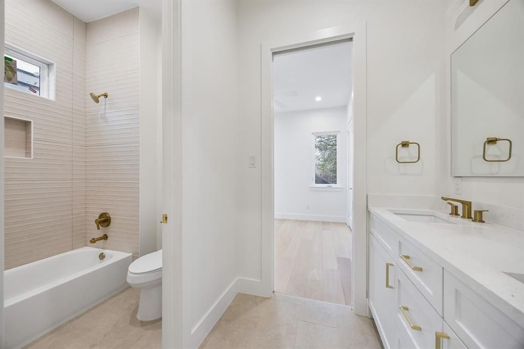 5605 Santa Fe Avenue. Dallas, TX 75214