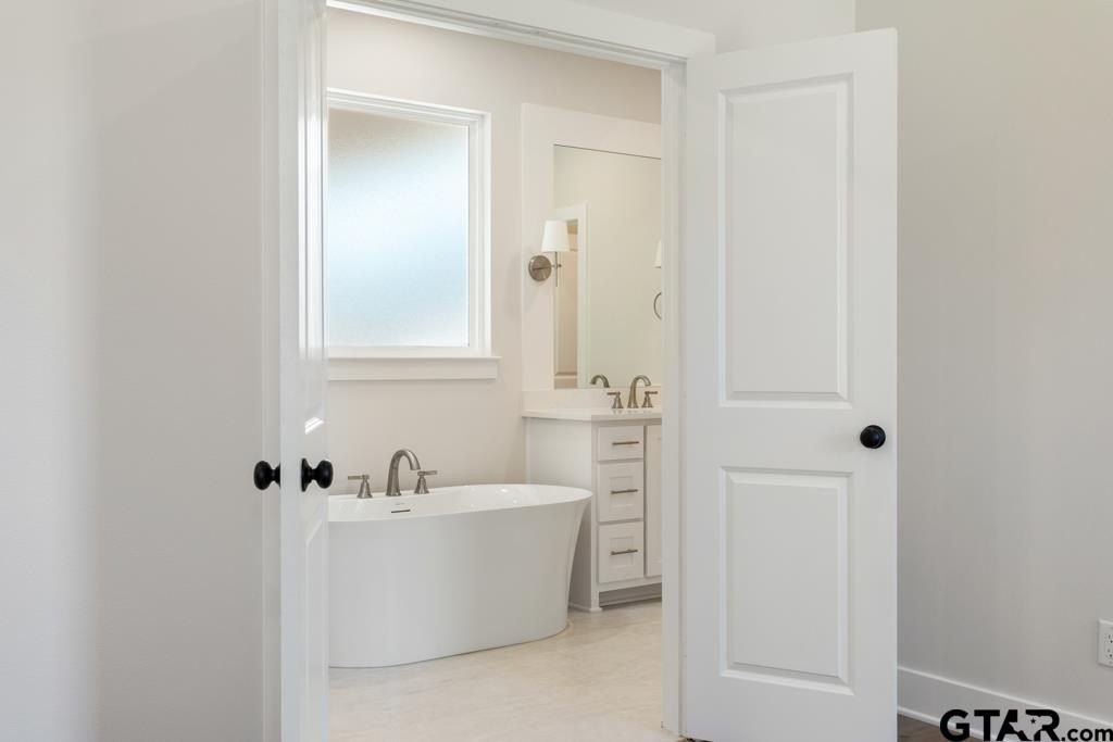 7177 Alexander. Tyler, TX 75707