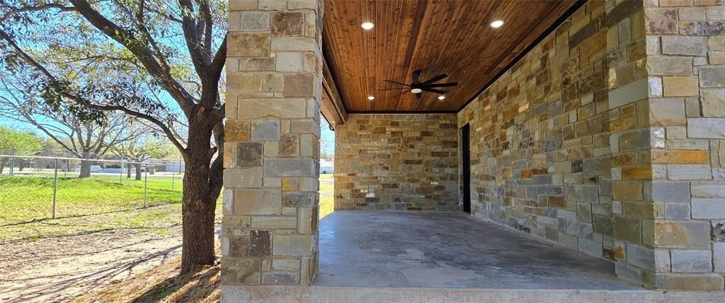 210 Knob Hill Drive. Granbury, TX 76048