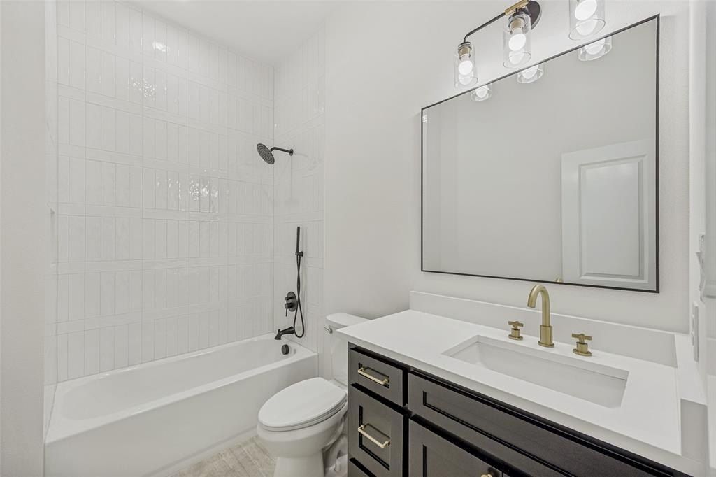 3910 Harlingen. Dallas, TX 75212