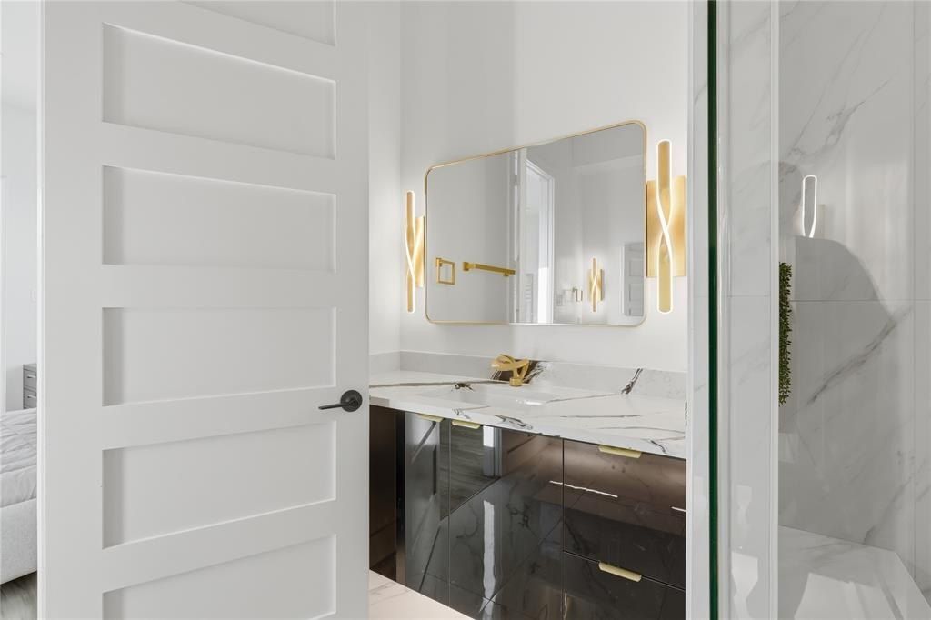 1121 Muncie Avenue. Dallas, TX 75212