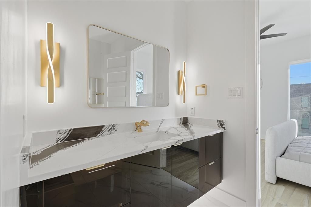 1123 Muncie Avenue. Dallas, TX 75212