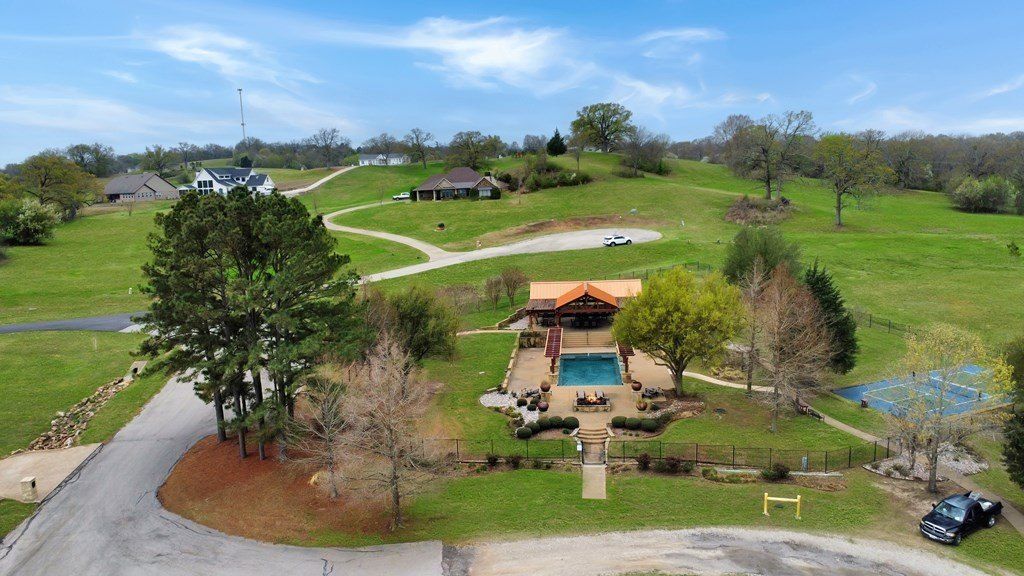 735 Clear View Court. Athens, TX 75752