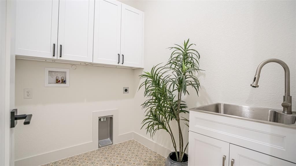 5634 Barkridge Drive. Granbury, TX 76048