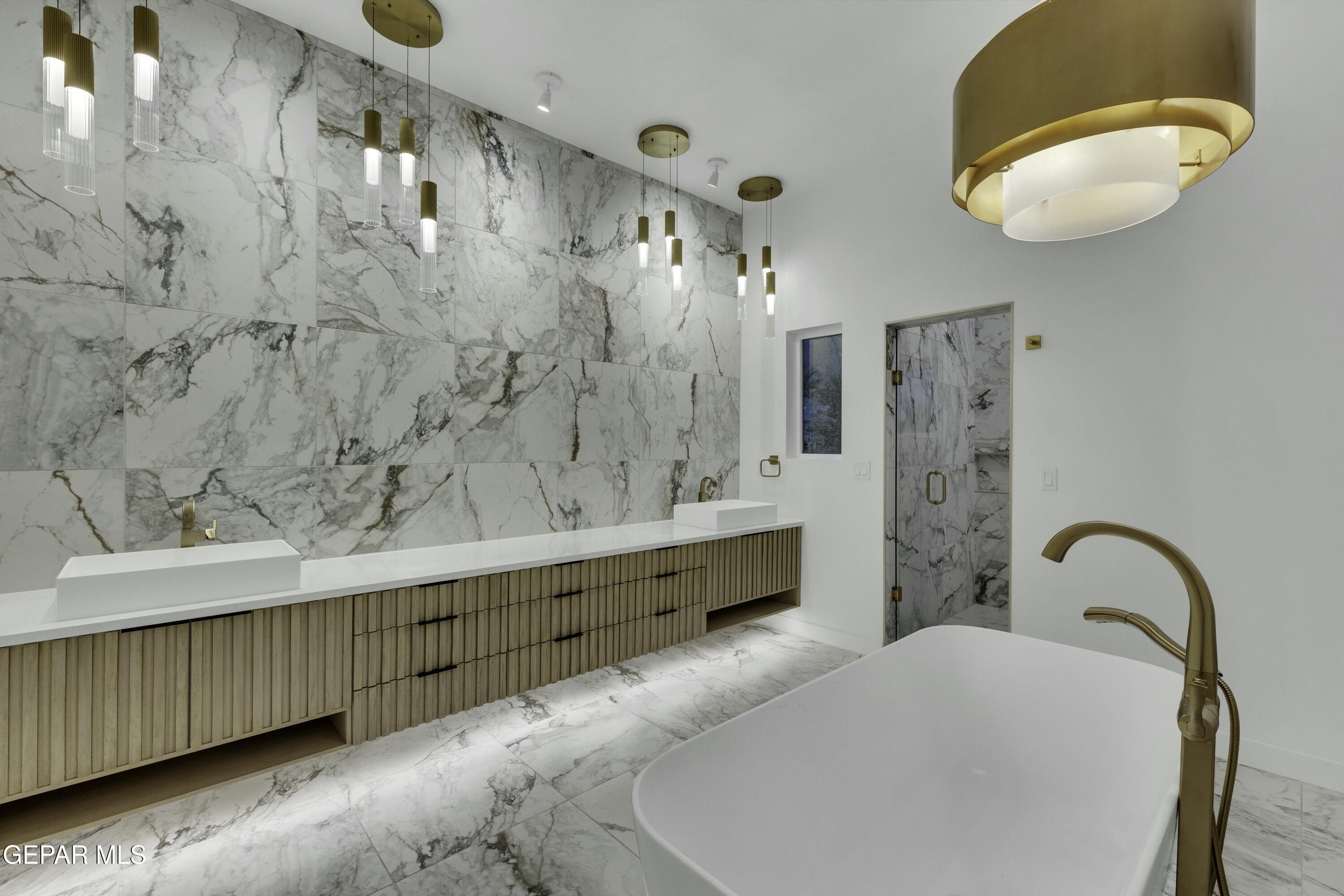 884 W Gate. El Paso, TX 79932