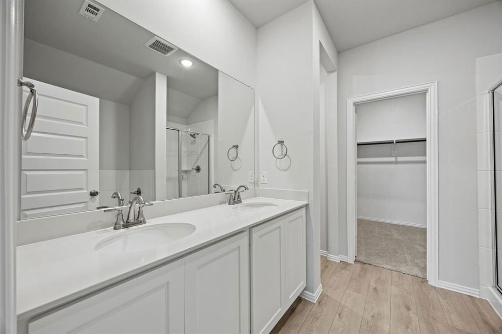 556 Stone Hollow Drive. Van Alstyne, TX 75495