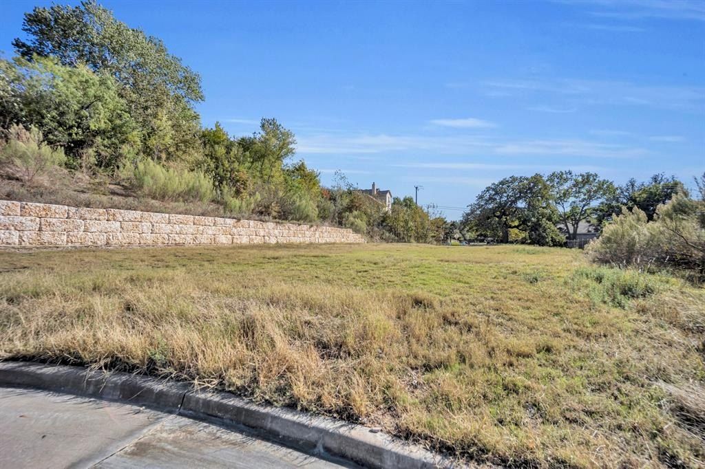 2000 Stone Canyon Court. Arlington, TX 76012