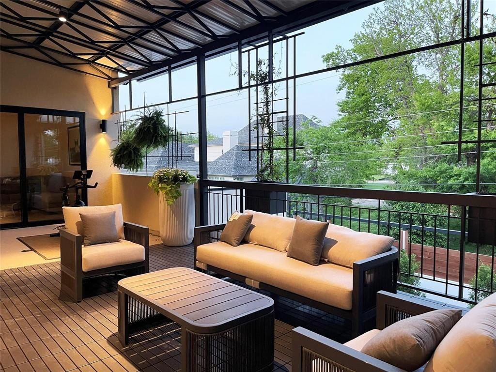 10236 Crestover Drive. Dallas, TX 75229