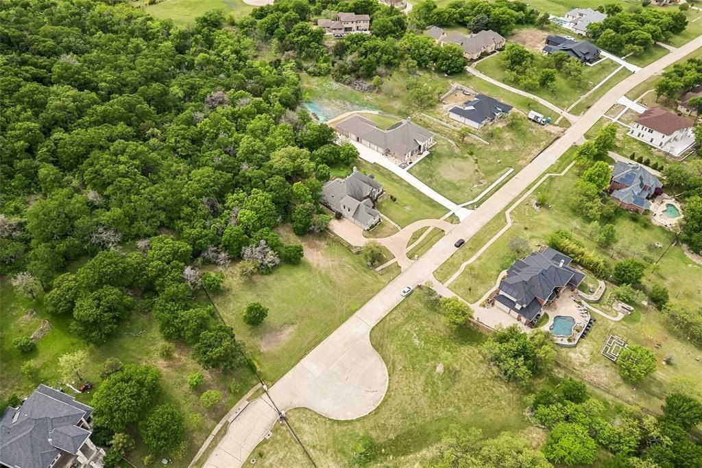 2466 Creekwood Drive. Cedar Hill, TX 75104