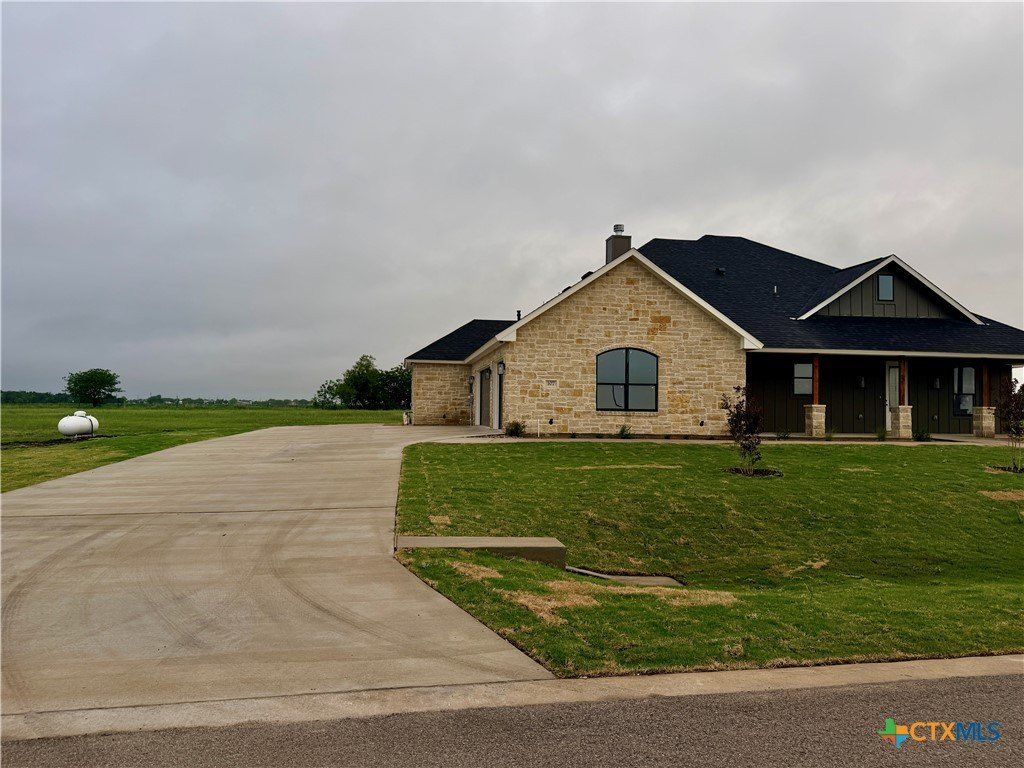 107 Pr 711. Lott, TX 76656
