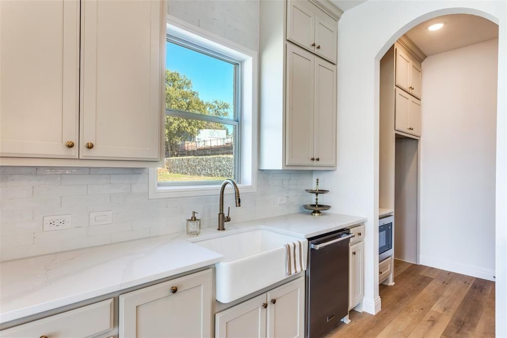 8965 Armstrong Court. Benbrook, TX 76126