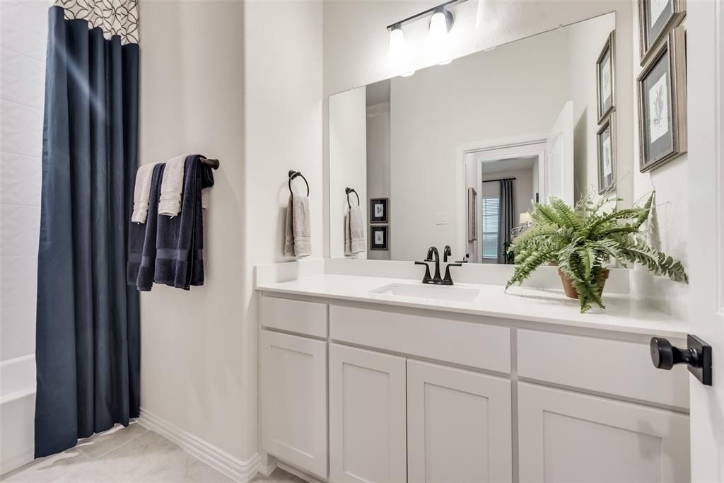 61 Roosevelt Lane. Valley View, TX 76272