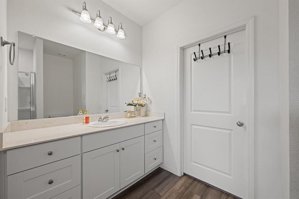 8 Glen Crossings Road. Edgecliff Village, TX 76134