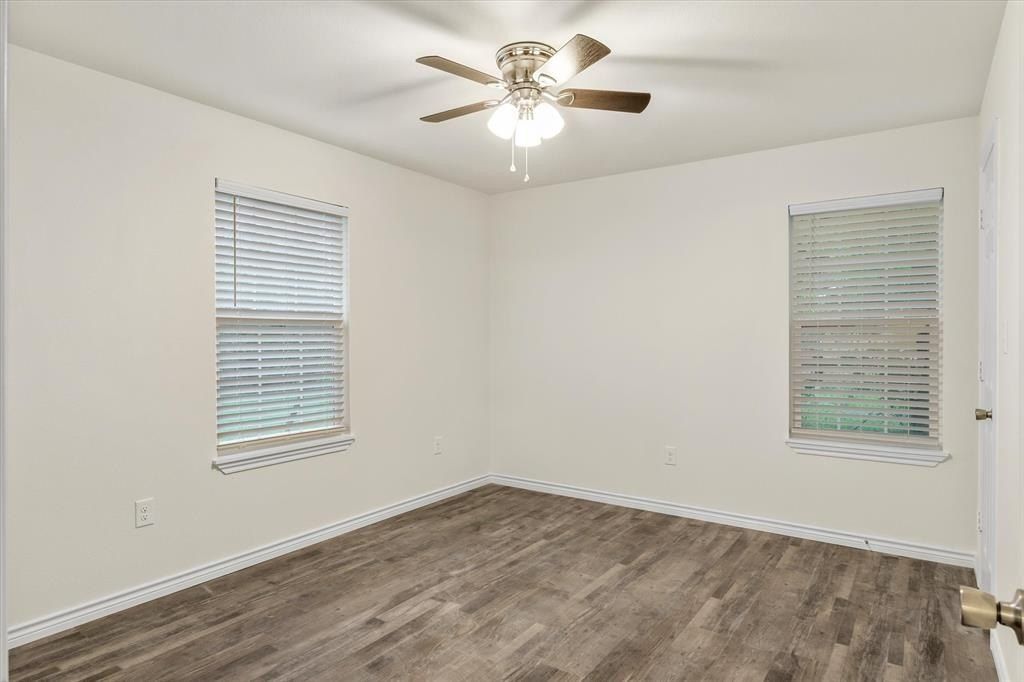 1015 W Park Drive. Wills Point, TX 75169