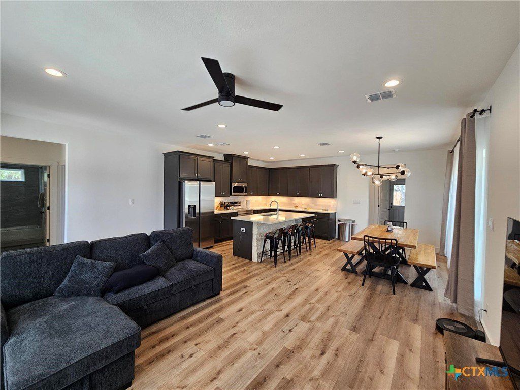 1095 Diamondhead Drive. Canyon Lake, TX 78133