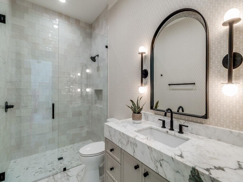 1622 Old Gate Lane. Dallas, TX 75218
