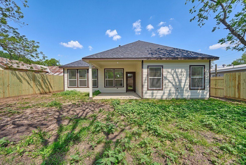 207 Malleck Street. Columbus, TX 78934