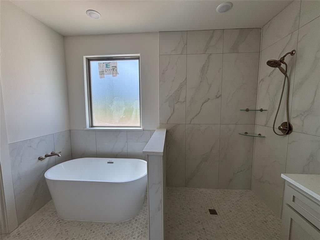 1008 Don Eve Court. Azle, TX 76020