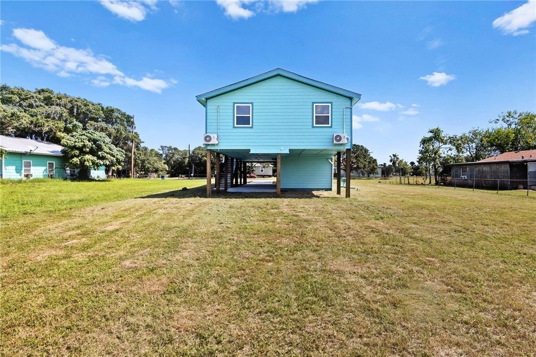 1123 S Fuqua Street. Rockport, TX 78382