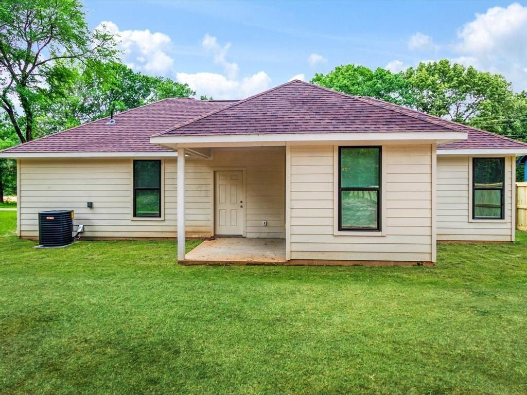 103 Bayside Circle. Malakoff, TX 75148