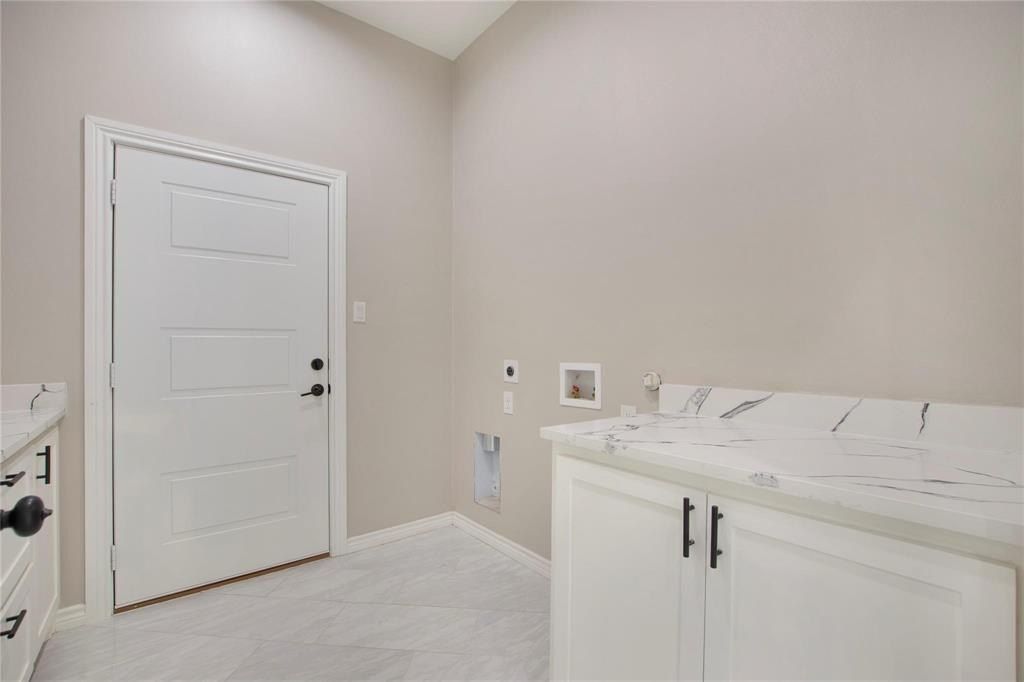 702 Linkcrest Drive. Duncanville, TX 75137