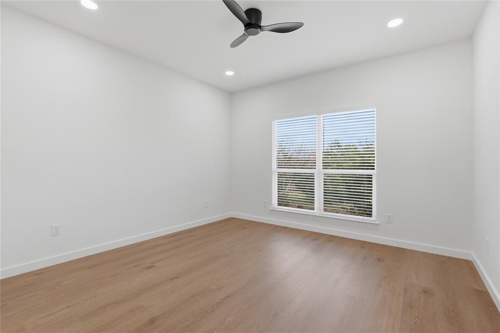 208 N Mountain Ridge. Cresson, TX 76035