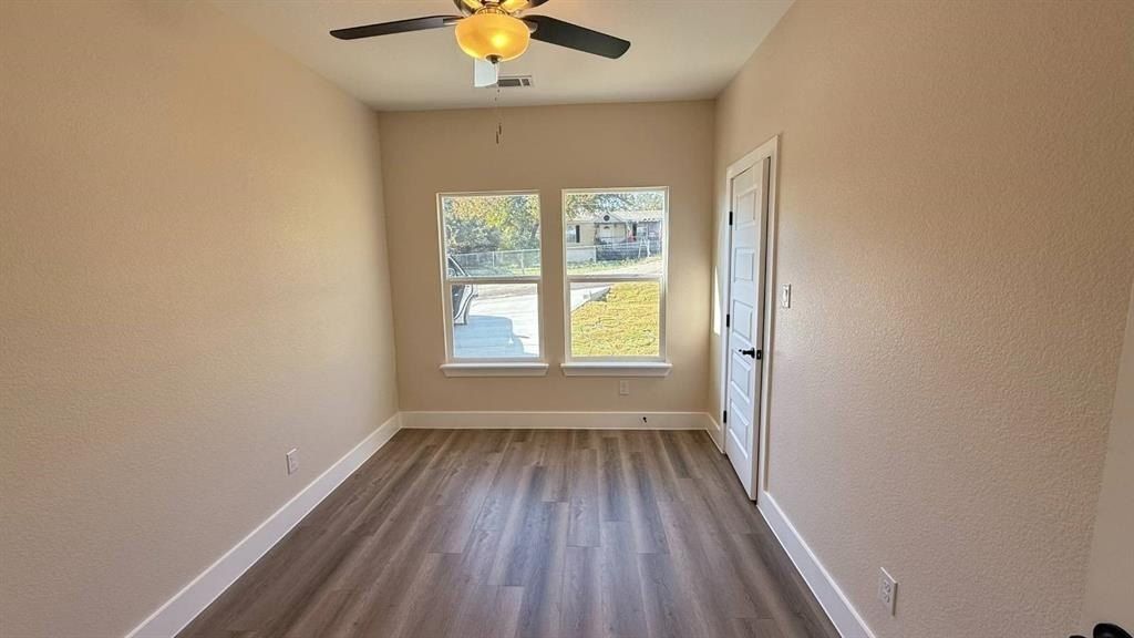 2615 Creekview Drive. Granbury, TX 76048
