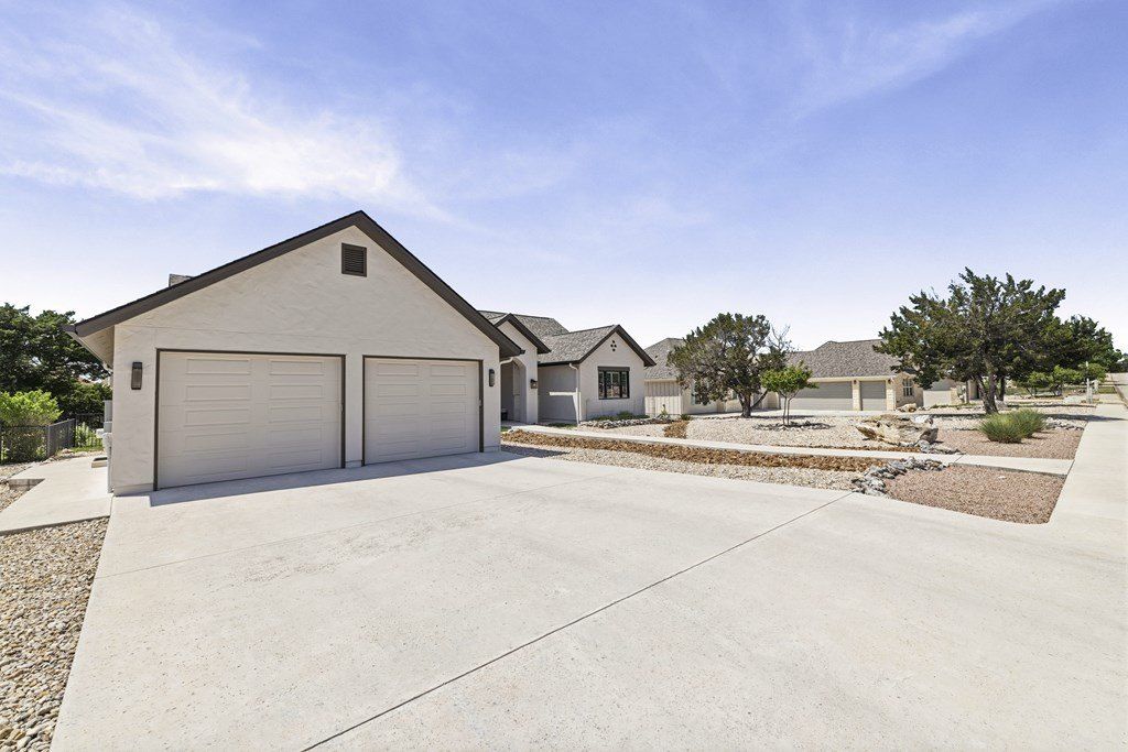 2004 Crown View Dr. Kerrville, TX 78028