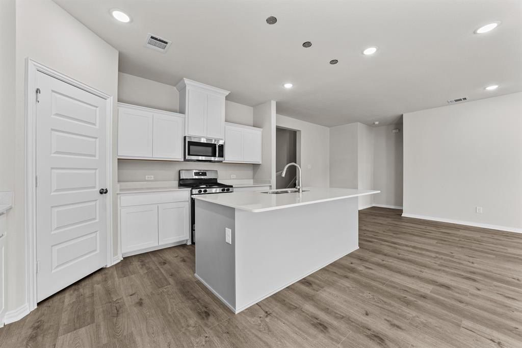 610 Stone Hollow Drive. Van Alstyne, TX 75495