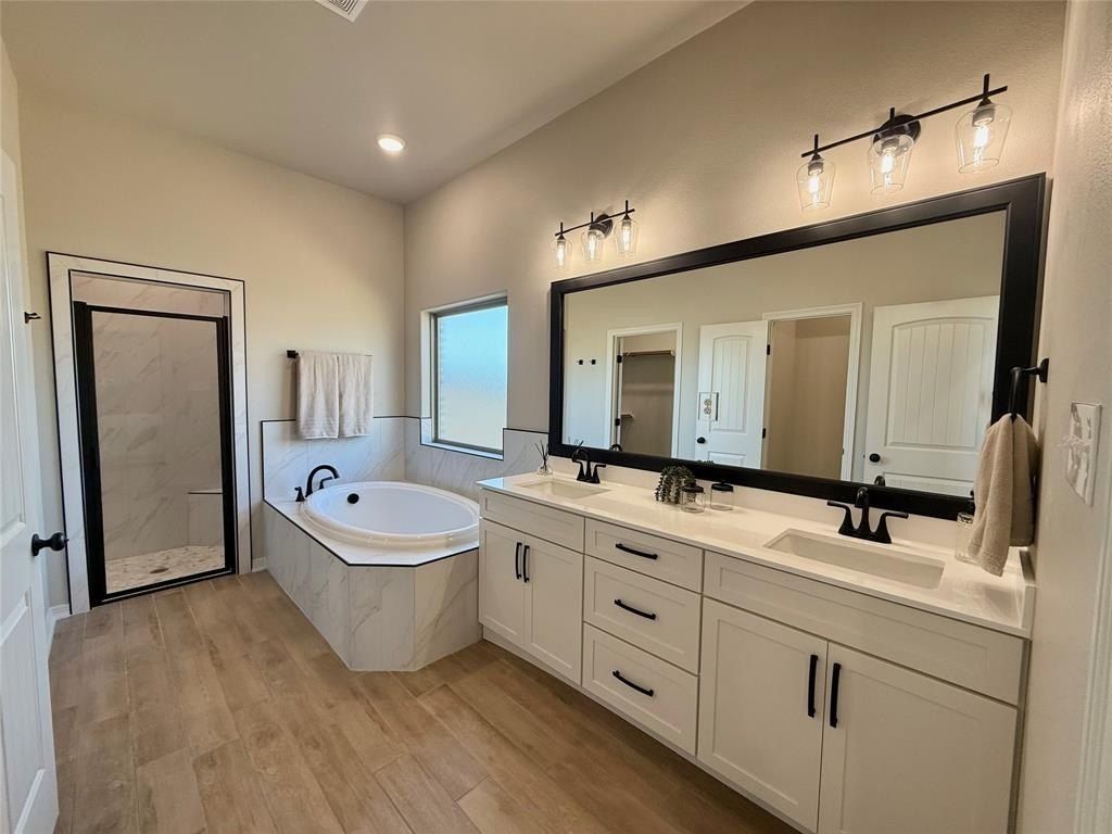 203 Lasso Loop. Lorena, TX 76655