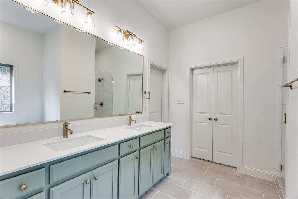 782 Sterling Drive. Benbrook, TX 76126