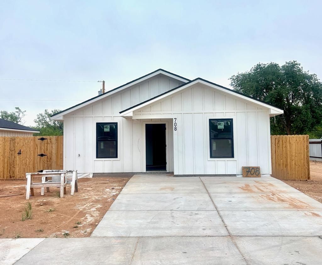 708 N Benton. Midland, TX 79701