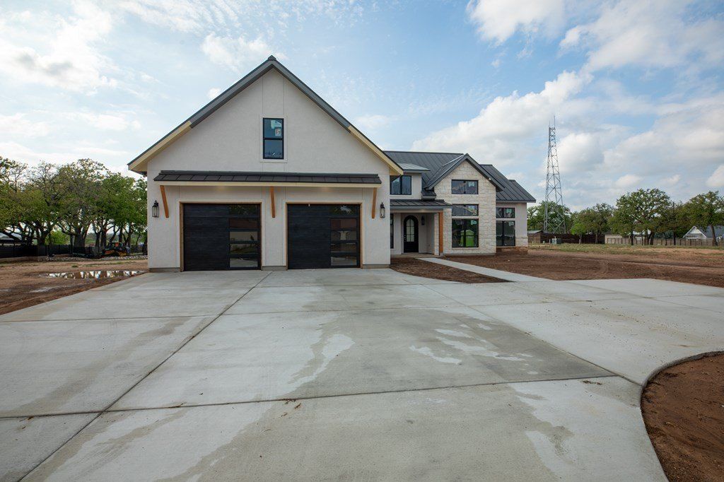214 Woodcrest. Fredericksburg, TX 78624