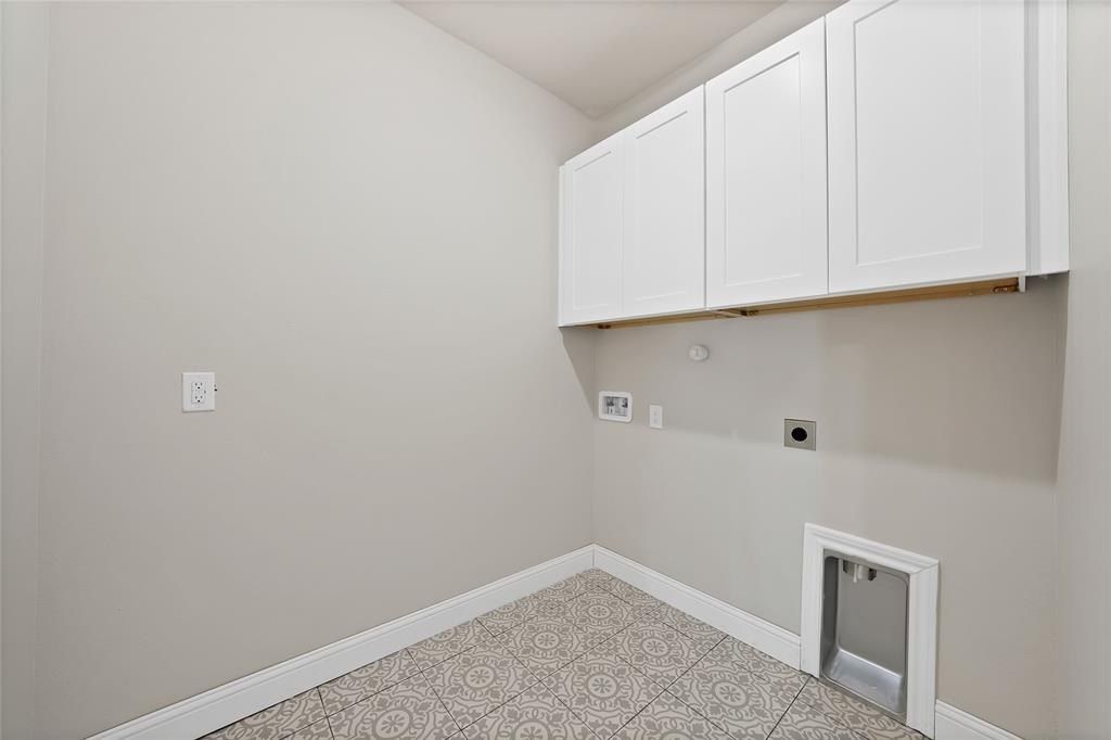 5700 Barkridge Drive. Granbury, TX 76048