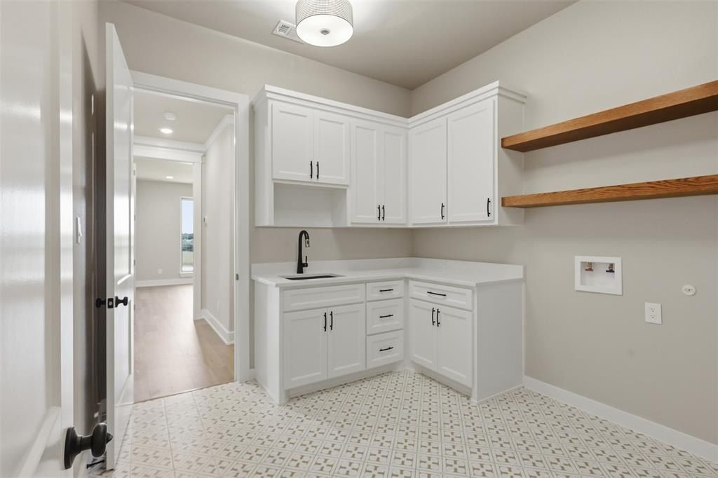 2006 Lindale Lane. Granbury, TX 76049