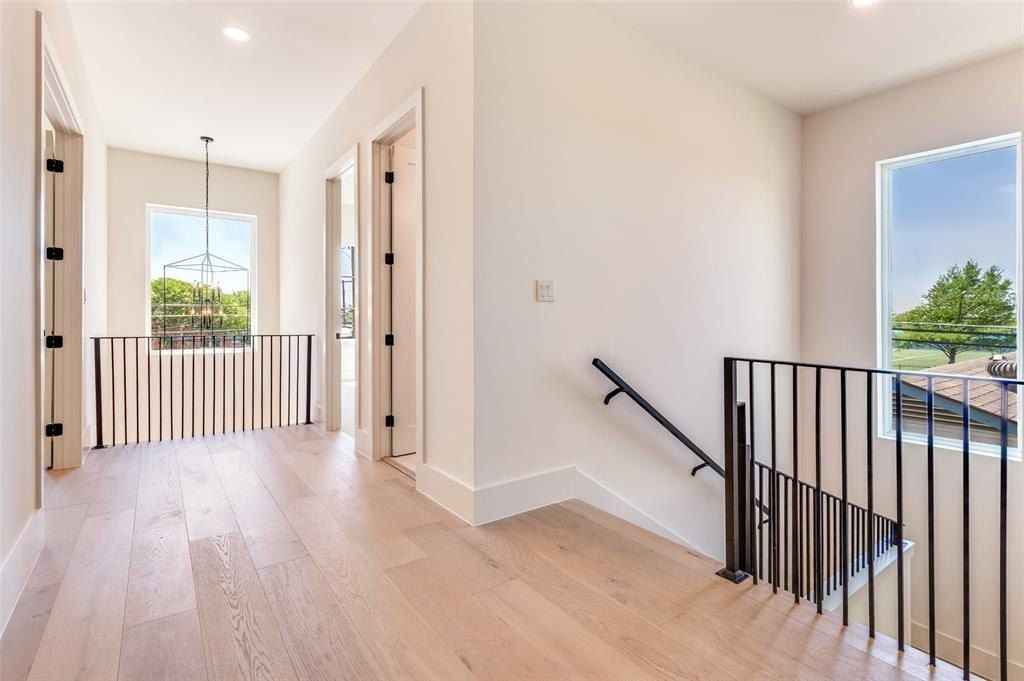 4207 Bonham Street. Dallas, TX 75229